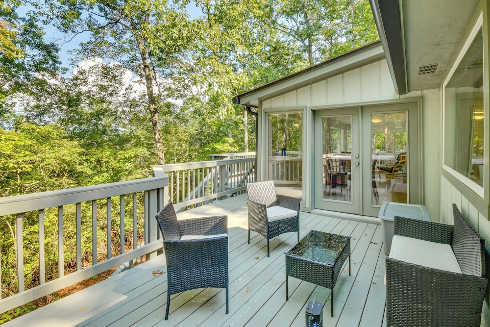 Woodsy Retreat w/ Deck & Views in Dahlonega!