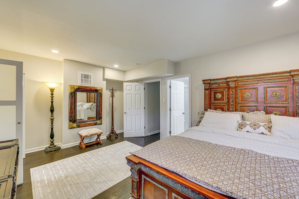 6 Mi to Downtown - Spacious Home in Pittsburgh!