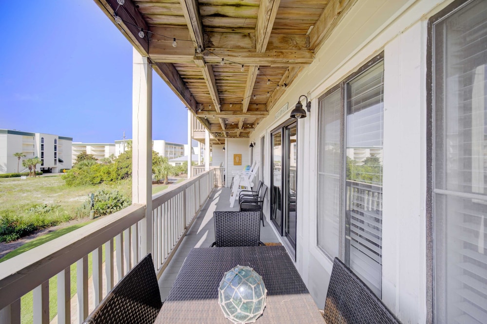 2 Condos, Steps to the Beach Pool+hot Tub, Balcony Lounge Triton & Sea Haven