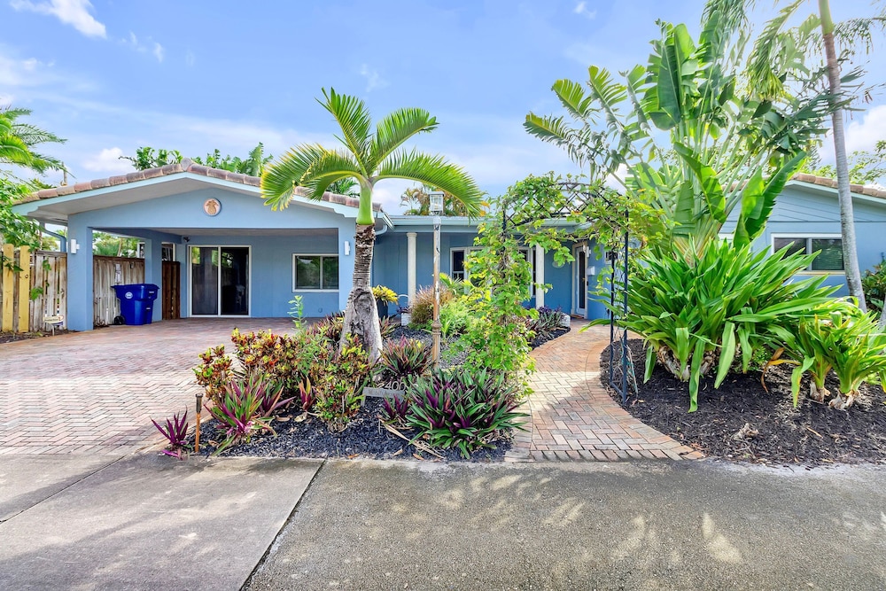 Chic 3BR Sanctuary Steps From The Drive Paradise