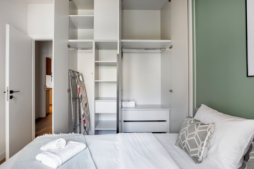 Bask - Chic 2 Bedroom Apt in Athens