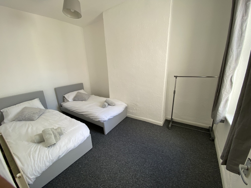 Beautiful Modern 3-bed House in Wallasey Near City view 2