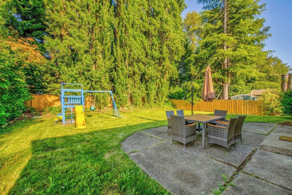 Cheerful Kirkland Home w/AC Big Yard, Walk to Beach