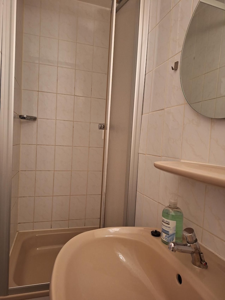2-Rent Group Hostel Rooms AUB162