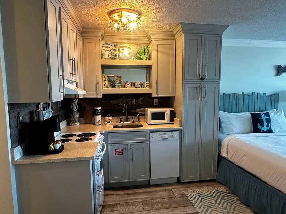Renovated Beach Front Condo - Top of the Gulf 302