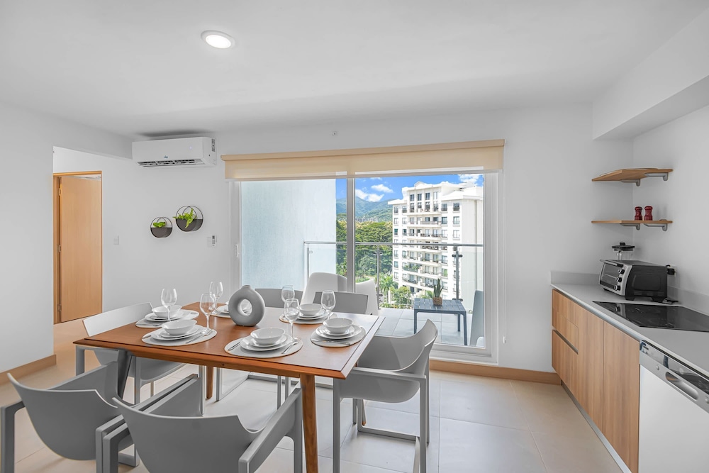 Upstay - Brand New Condo w Pool - 5 Mins to Beach