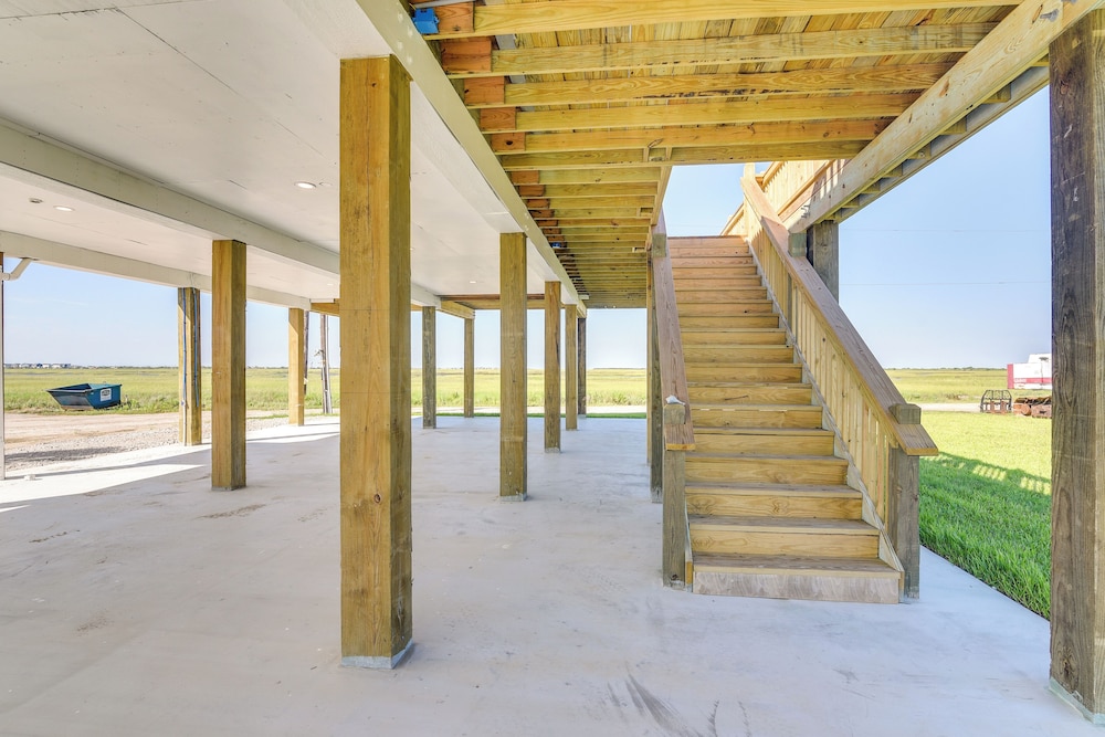 Crystal Beach Home w/ Large Deck & Bay Views! view 2