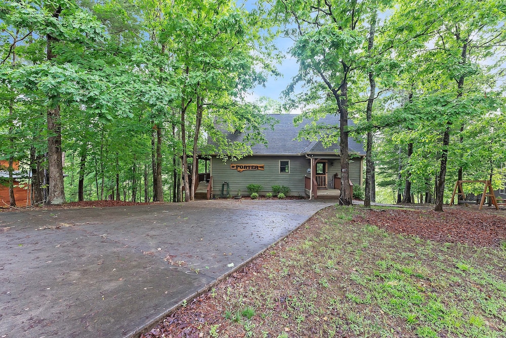 Mountain Getaway With Hot Tub & Game Room 4 Bedroom Cabin