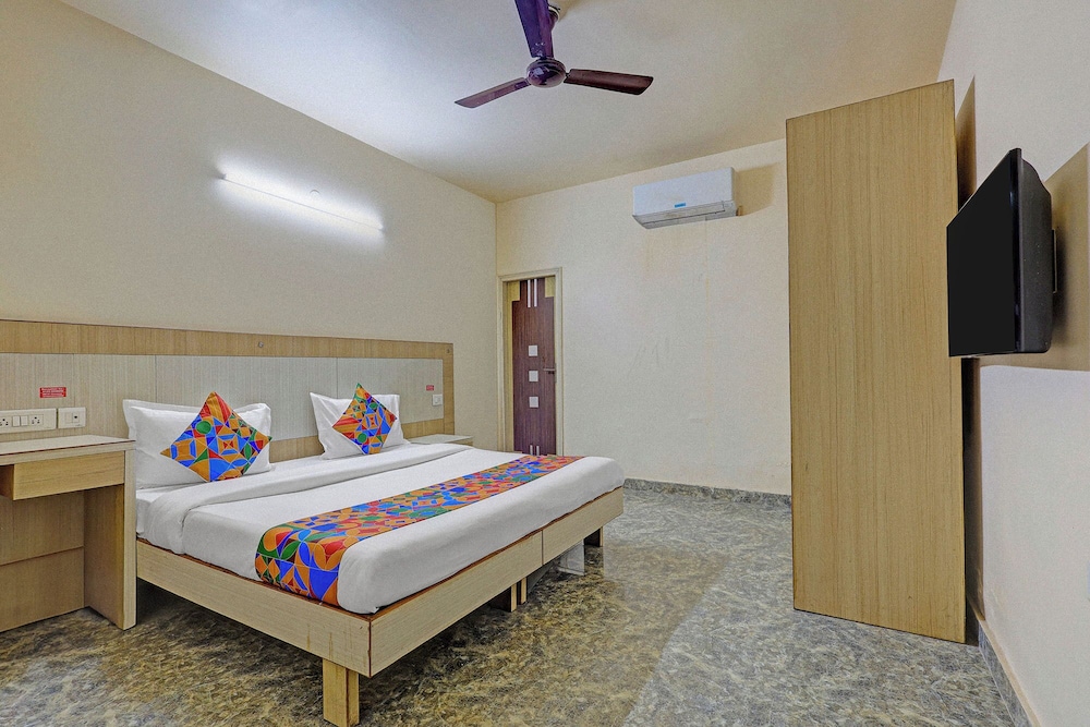 Fabhotel Crown Inn I