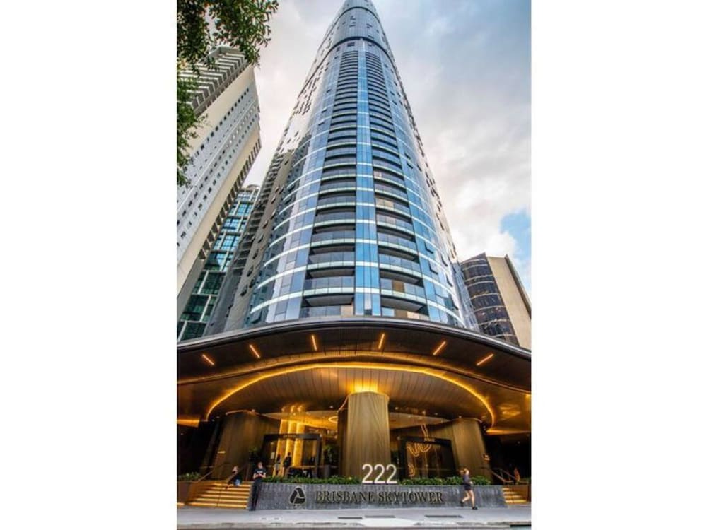2BR Luxury Skytower Views CBD Pool Gym Netflix