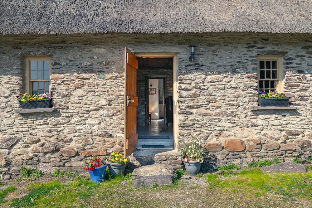 Traditional Style Thatched Cottage With Modern Amenities