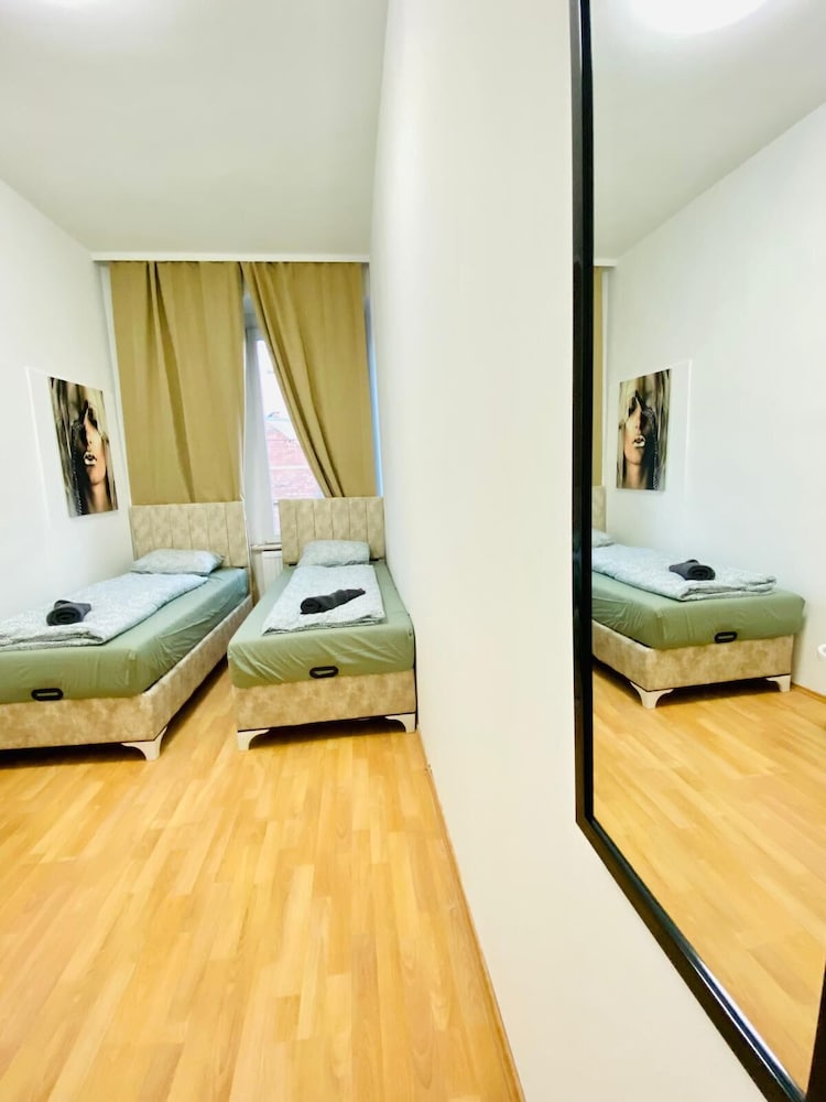 5 Bedroom Apartment near Schonbrunn