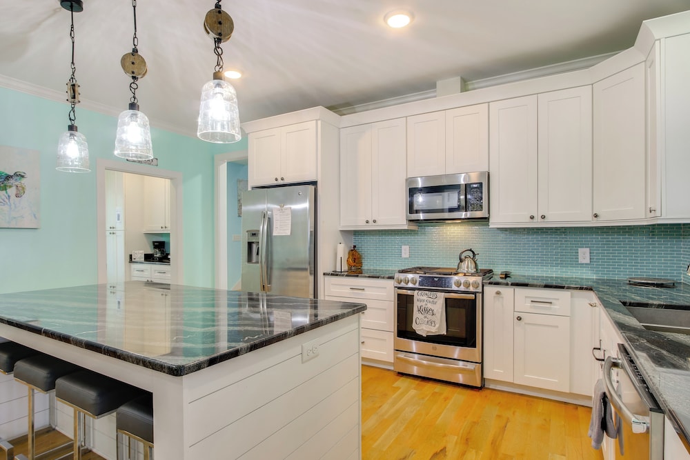 Lakefront Home w/ Hot Tub & Dock in Cross Hill!