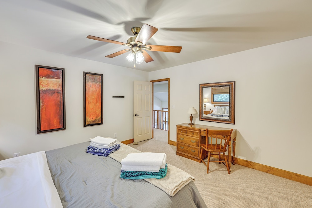 Waterfront Gem on Lake Martin w/ Kayaks & Dock!