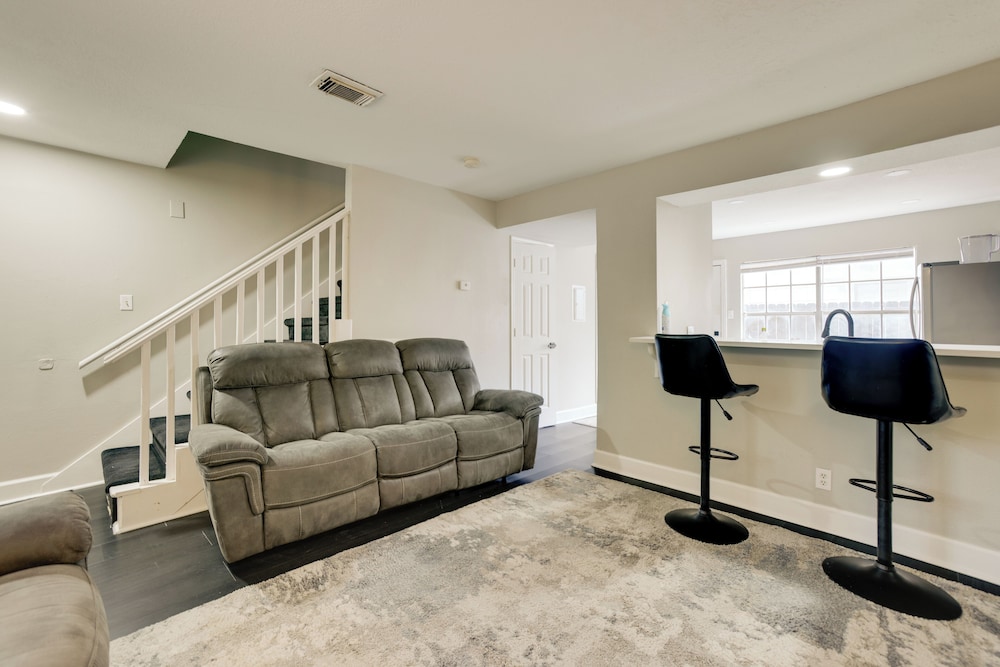 4 Mi to Iah: Suburban Houston Townhome