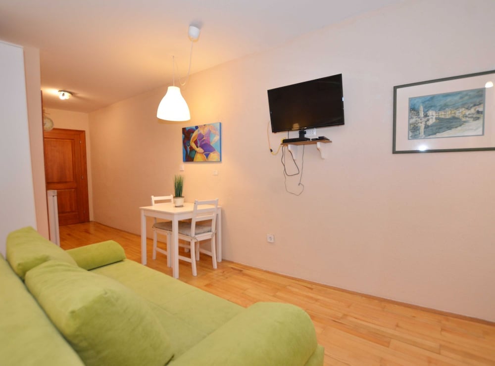 Simple and Sunny Studio Apartment