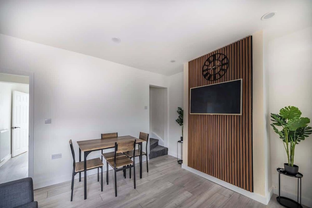 3bedroom 2 Bathroom House-free Parking 5 Beds