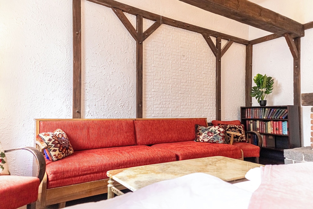 Charming 2BR Apt Near Meidling Station