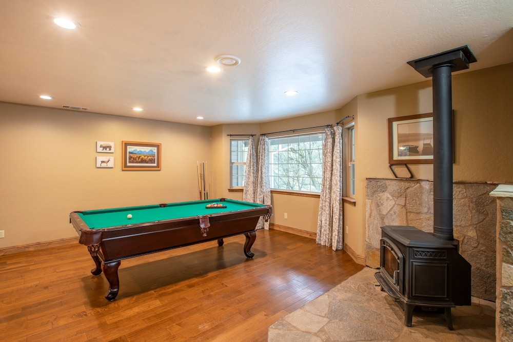 Mountain Retreat with Hot Tub Pool Table - Just over 1 hour to Squaw Valley Resort! by RedAwning - Property Image 4
