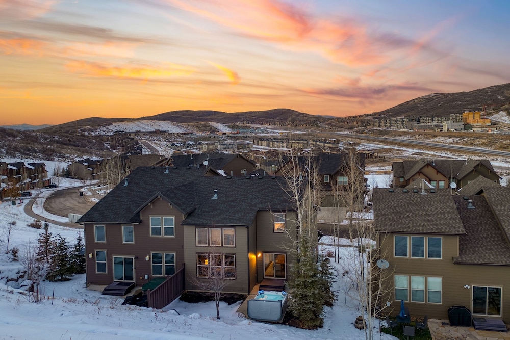 Abigail Drive Year-round Retreat With Hot Tub Near Park City Adventures Skiing