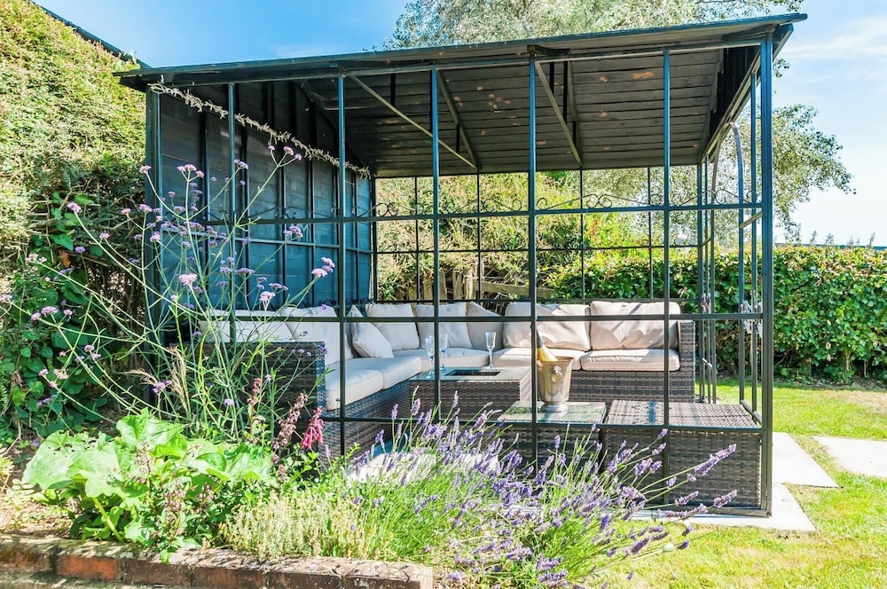 Freshfields, a Countyside Retreat for 8!