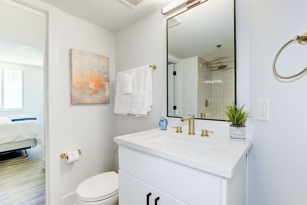 Elegant 2BR Apartment Minutes From DC