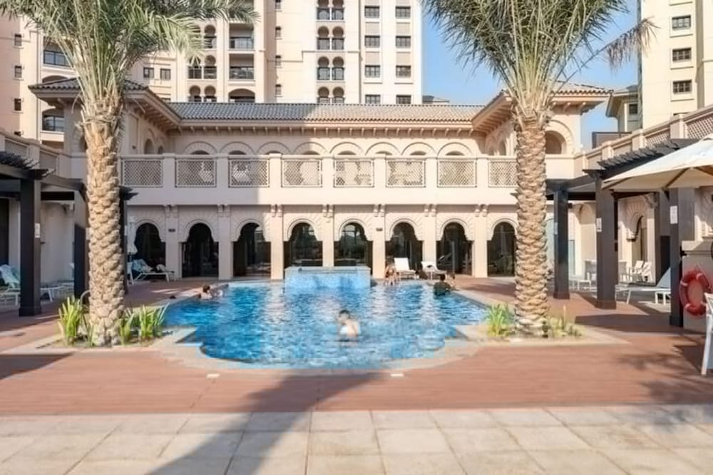 Stylish 1-bedroom Retreat With Pool in Vibrant Jumeirah Golf Estates