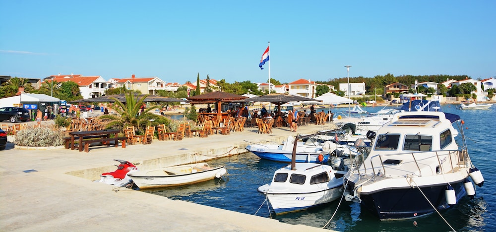 Charming Apartment in Vrsi Mulo, Great Place in Dalmatia for Family Vacation