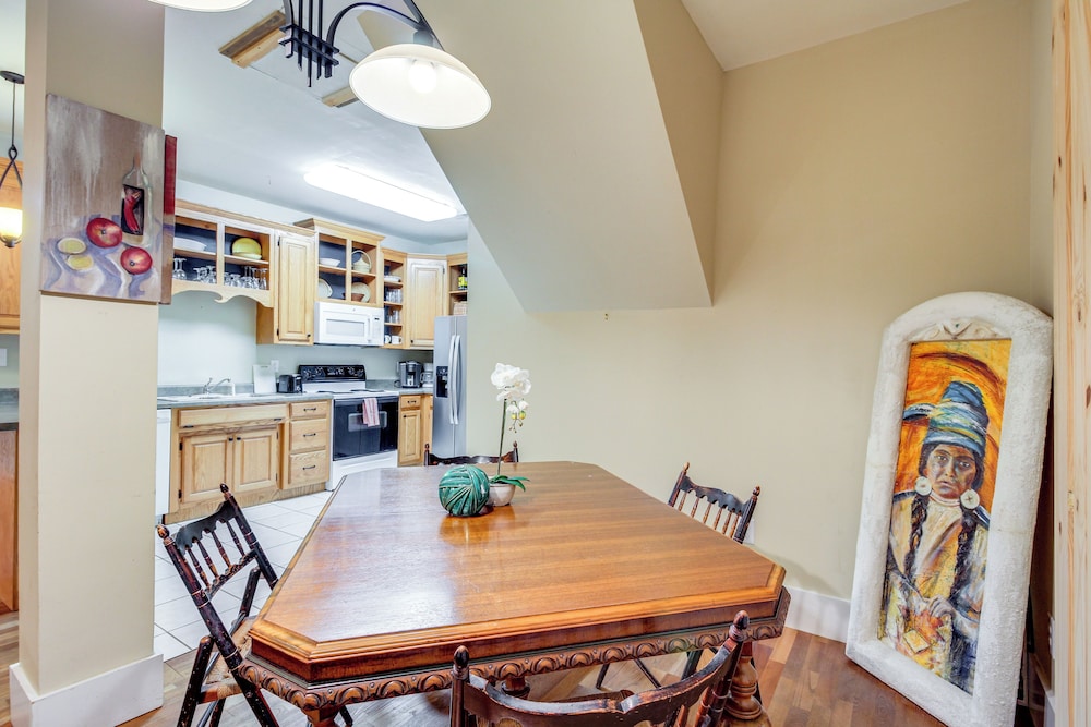 Community Courtyard & Fireplace: Cowan Apt!