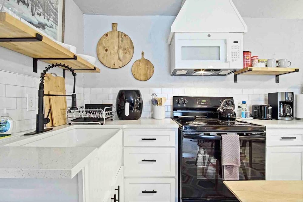 Oklahoma City Vacations - 3-story 6-bedroom 4 Bathrooms 3min-asian Dist - Property Image 13