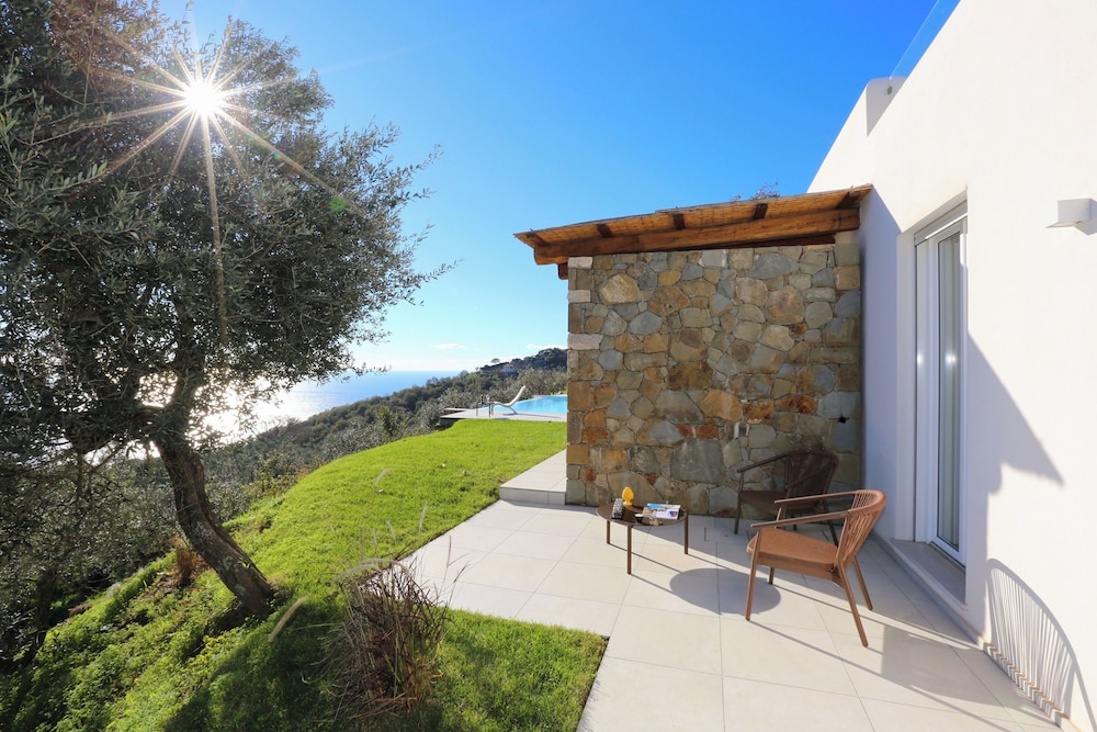 Design Villa With Infinity Pool & Li Galli View