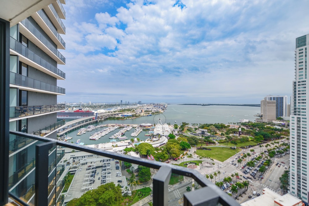 Aparment Just Step Away at Bayfront Park