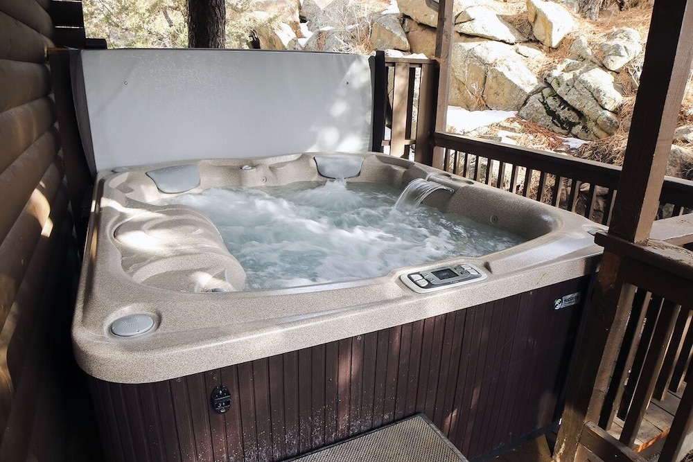 Lazy R Cottages: 14 2 Bedroom Cabin - Property Image 6