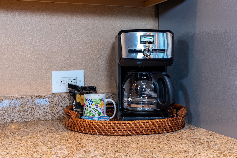 Kamaole Sands 2-204 - Dramatic Ocean and Courtyard Views, 1bd / 2ba, AC, Wi-fi