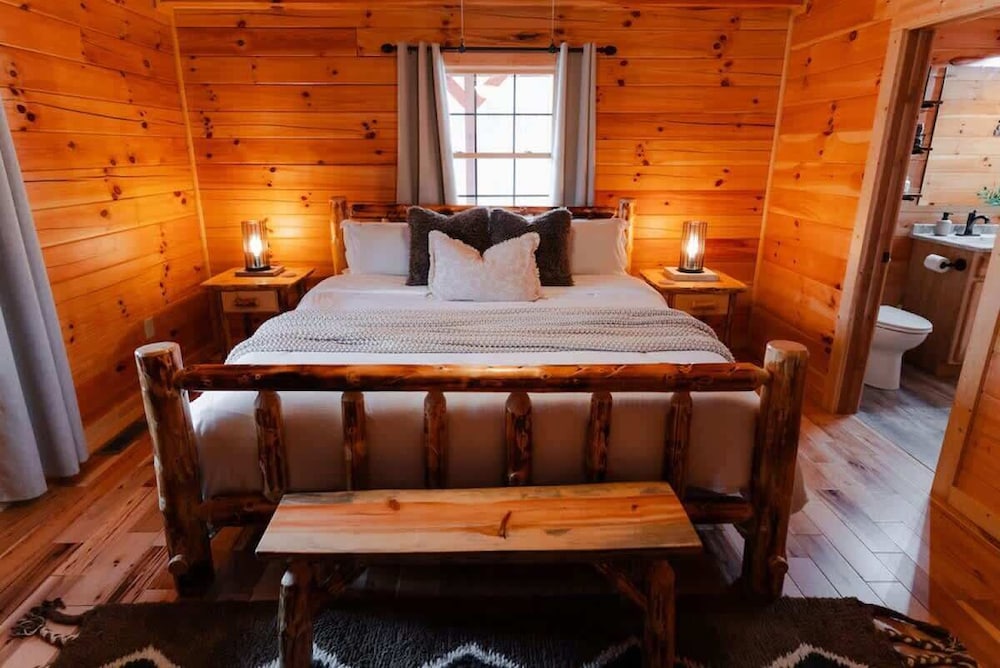 Sleeps 16! Luxury Cabin With Game Room & Hot Tub