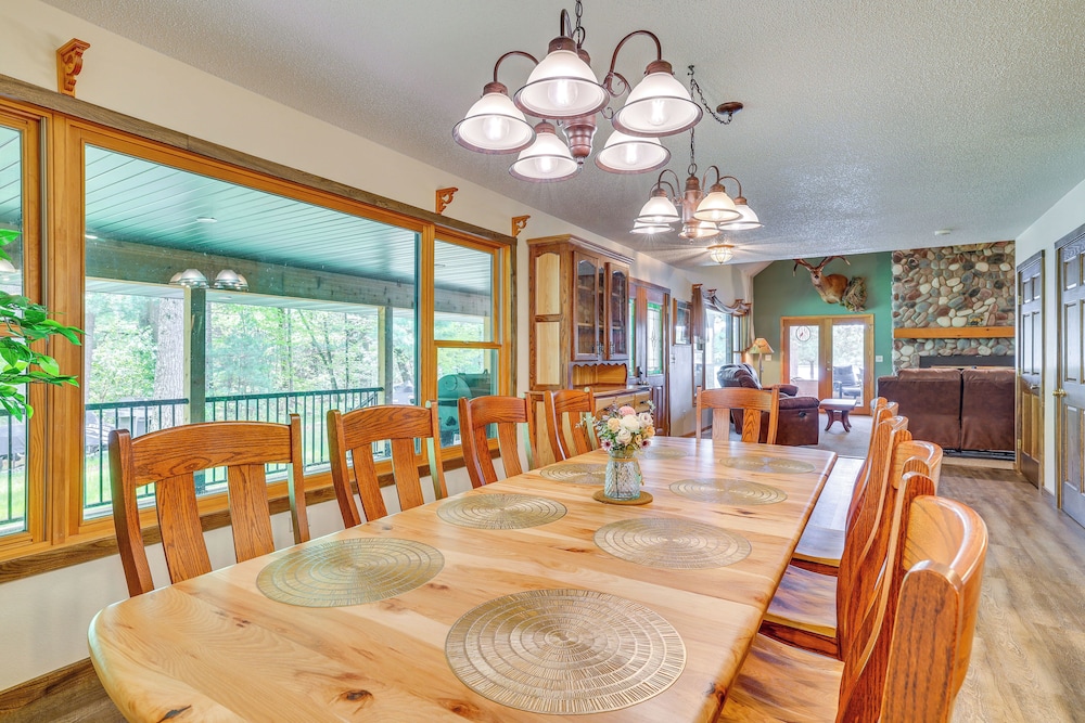 Gorgeous Lake Arbutus Getaway w/ Dock & Boat House
