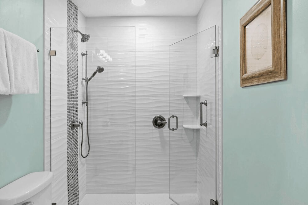 Beach Breeze by Avantstay Beachfront, Beach Chairs Included, 2 Pools!