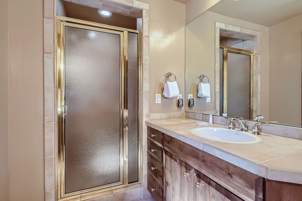 Marksberry Lodge 4 Bedroom Home by RedAwning