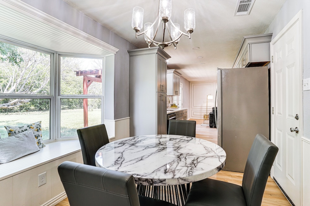 Family Home in Ft Worth Suburbs Near Benbrook Lake