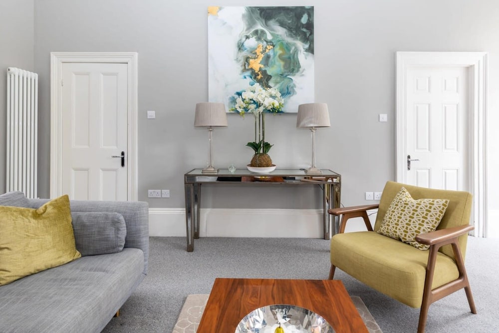 Light-filled Period Apartment - Central Bath