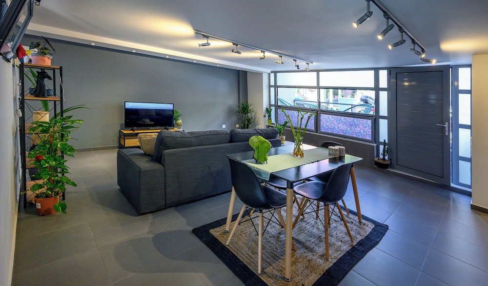 Gazi Metro APT Urban Balcony Oasis