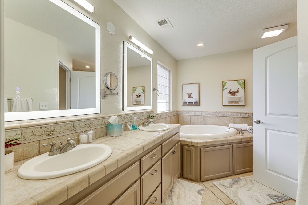 Walk Downtown: Remodeled Home in Murphys w/ Yard!