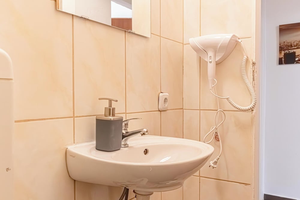 1BR Apt Near Westbahnhof Station