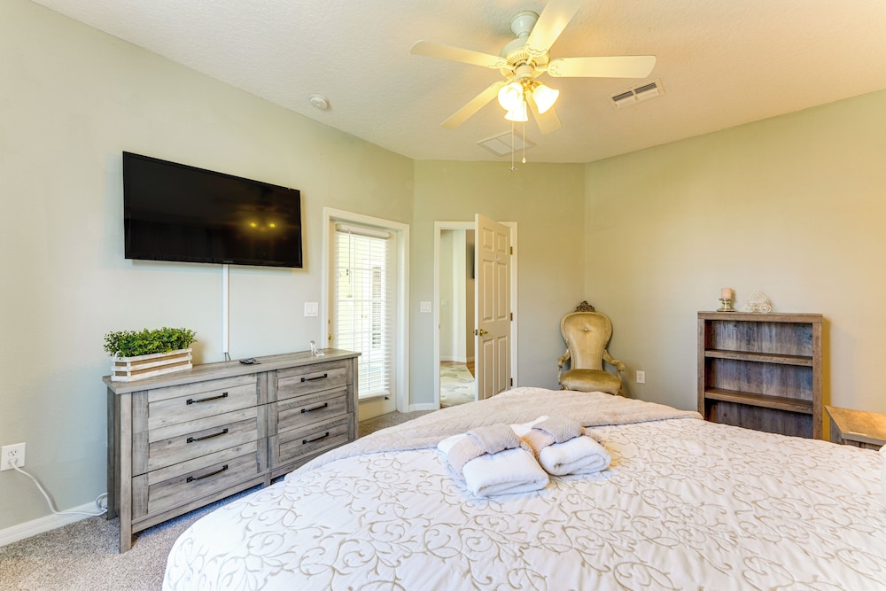 Walk to Tower Lake: Family Home in Gated Community