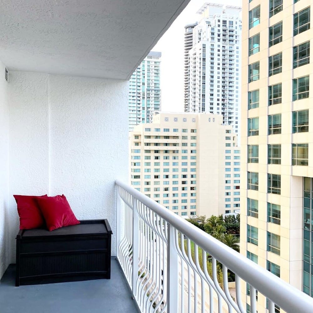 Modern 1-br Condo in Upscale Brickell Locale