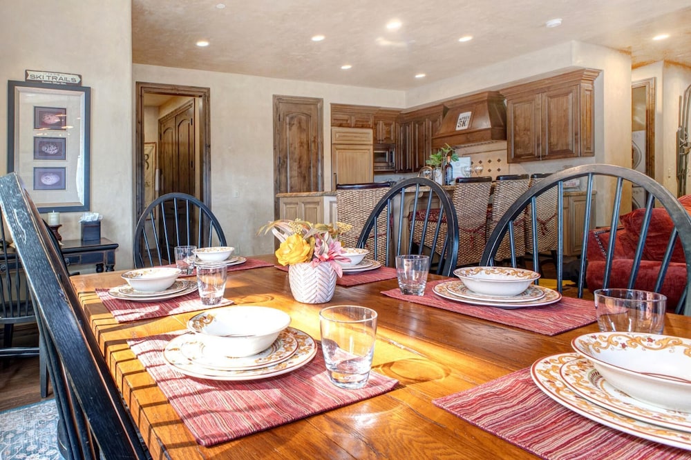 Vintage on the Strand 2 bedrooms Ski Out VIN-14 by KBM