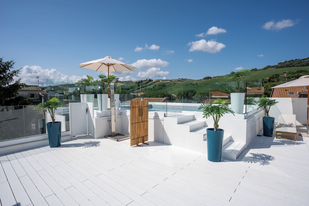 Pineto suites Ac pool and Beach