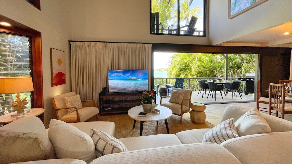 Sophisticated Oceanfront Retreat - Air-conditioned - Walk to Beach - Vrkcv