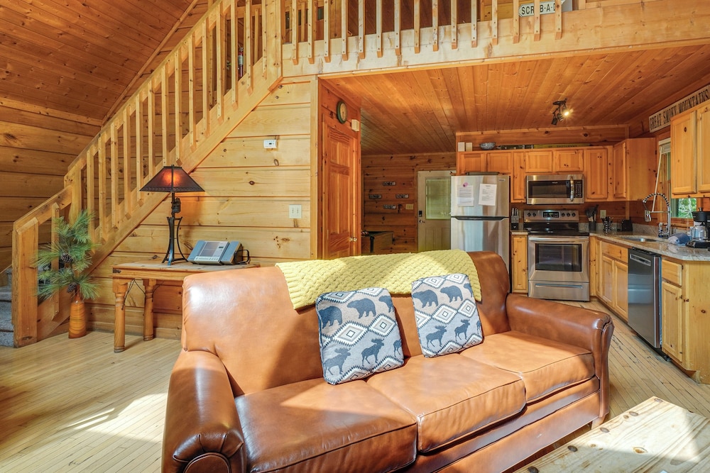 Hot Tub & Game Area: Rustic Cabin 5 Mi to Gsmnp