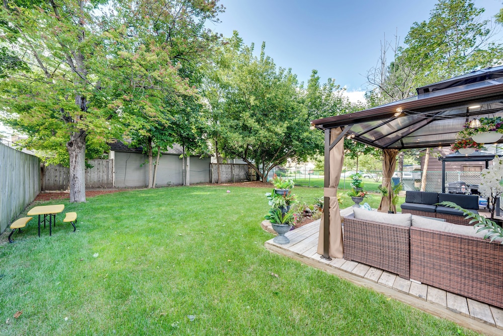1 Mi to Dtwn Elgin: Dutch Colonial w/ Lovely Patio